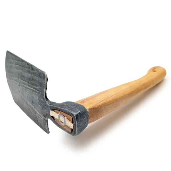 Ručně kovaná motyka Krumpholz, zahradní provedení č. 1538, s 35cm rukojetí z hickory ve tvaru kravského kopyta